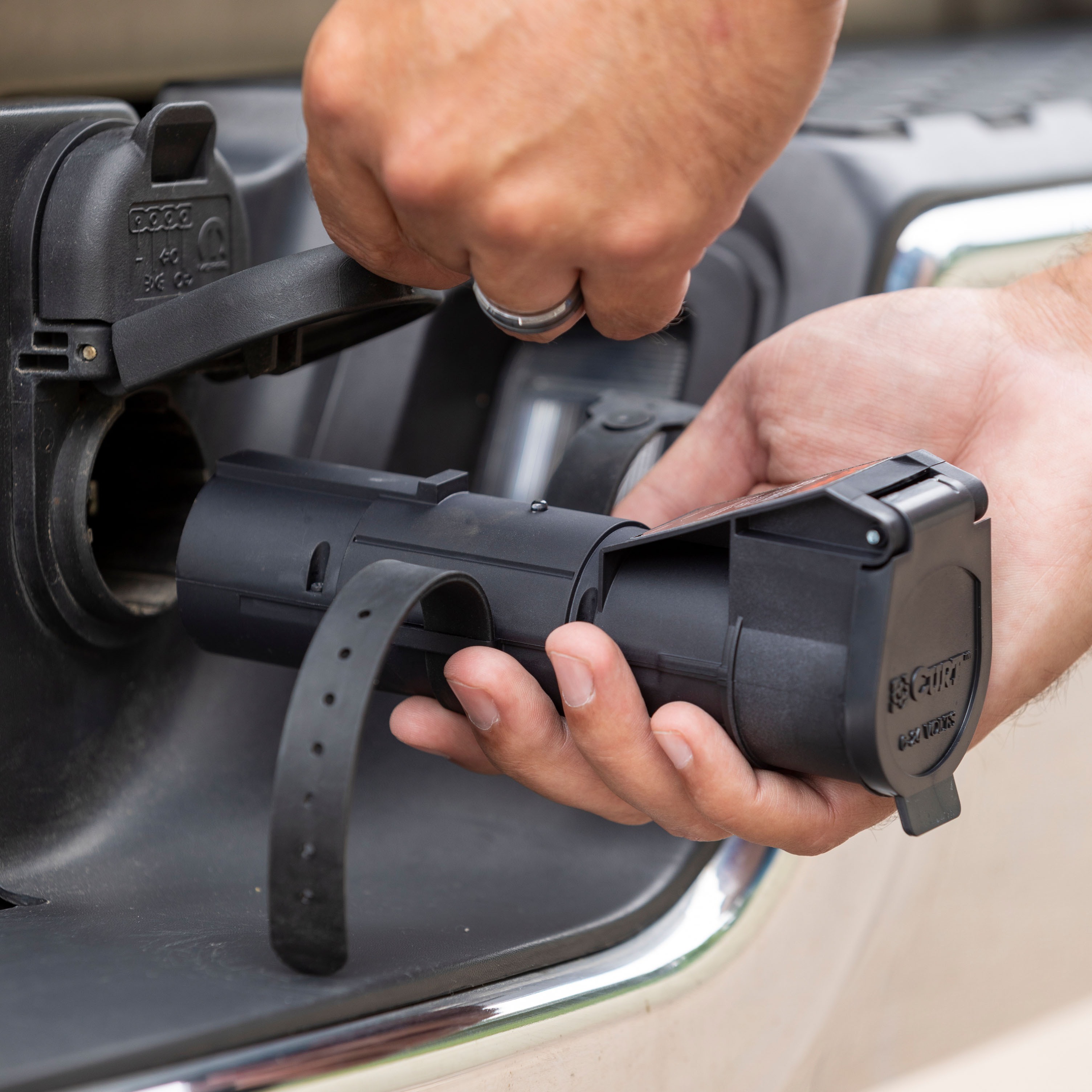 2011-2024 Dodge Durango CURT Echo Bluetooth Mobile 7-Way Trailer Brake Controller thumbnail 2