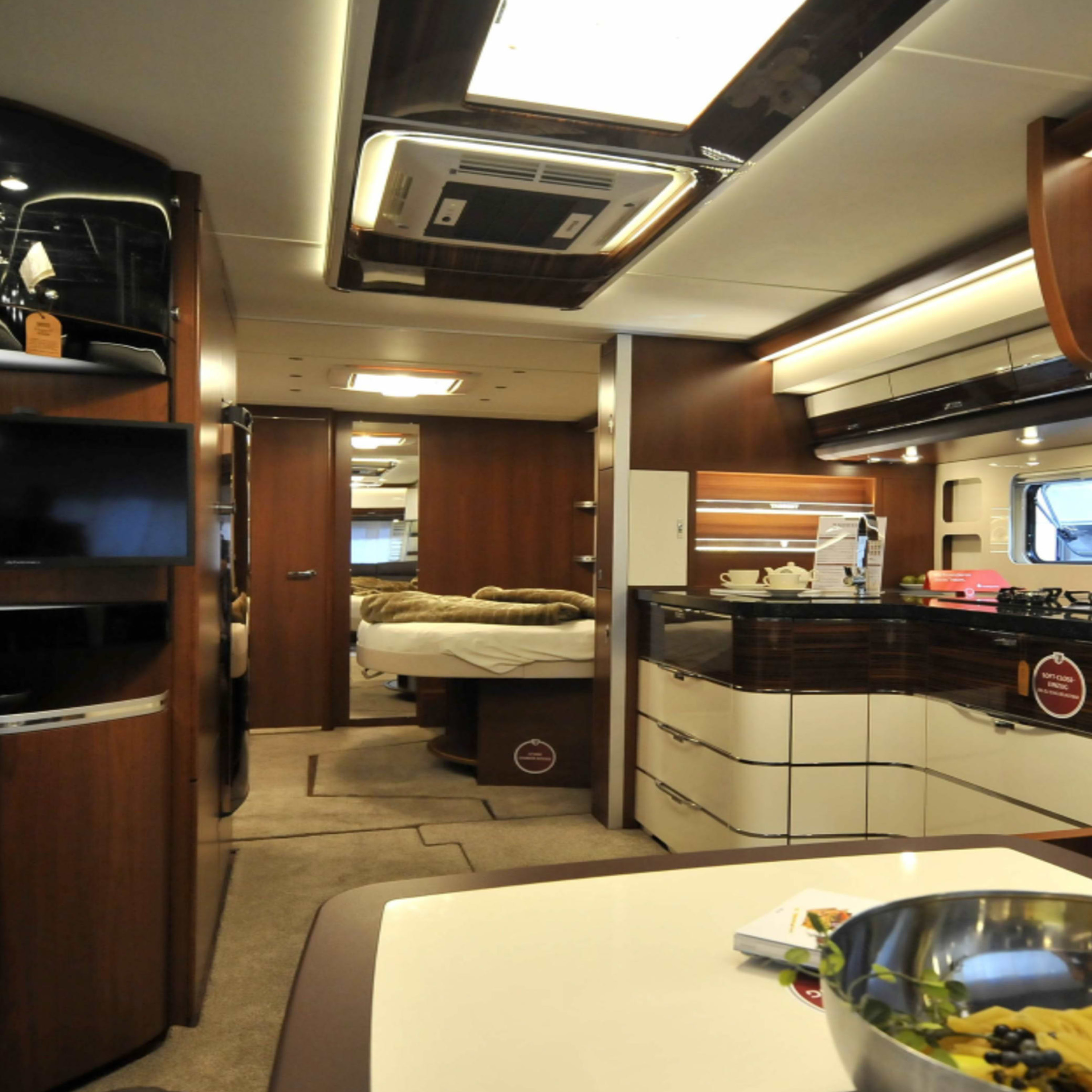 Lippert Corner RV Shower Pan with Center Drain - 27" x 27" Parchment #298087 thumbnail 6